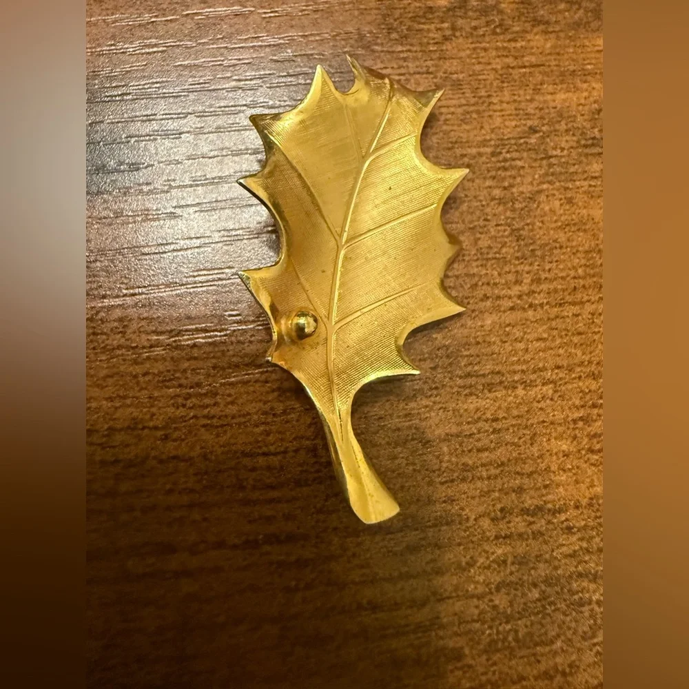 Giovanni Gold‎ Tone Leaf Brooch Pin Signed Nature Theme Metal Elegant Jewelry